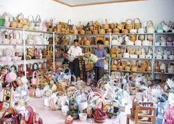 �������Y